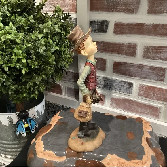 🟢 Vintage “Boy Gone Fishing” Awesome Statue Great Decor piece - Nicely Detailed - Picture 9 of 13